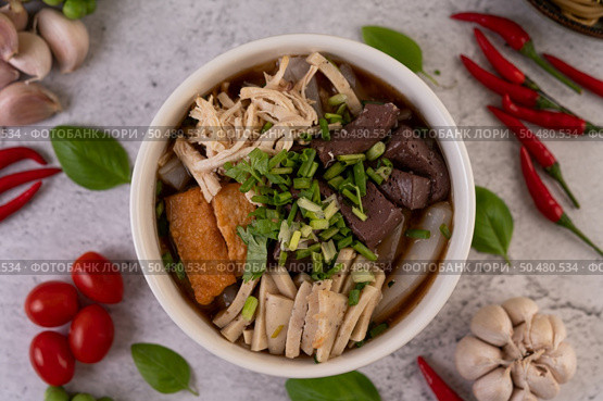 Large noodles with pork blood sausage, shredded chicken, crispy pork and sliced ??spring onions. Стоковое фото, агентство Ingram Publishing / Фотобанк Лори