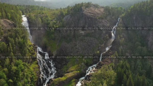 Latefossen is one of the most visited waterfalls in Norway and is located near Skare and Odda in the region Hordaland, Norway. Consists of two separate streams flowing down from the lake Lotevatnet. (2019 год). Стоковое видео, видеограф Андрей Армягов / Фотобанк Лори