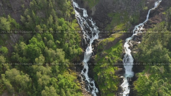 Latefossen is one of the most visited waterfalls in Norway and is located near Skare and Odda in the region Hordaland, Norway. Consists of two separate streams flowing down from the lake Lotevatnet. (2019 год). Стоковое видео, видеограф Андрей Армягов / Фотобанк Лори