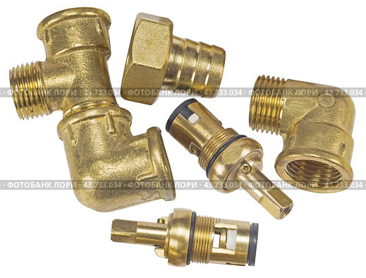 Латунные фитинги для поворота и соединения труб в сантехнике. Brass fittings for plumbing on the white background. Стоковое фото, фотограф Татьяна Д / Фотобанк Лори