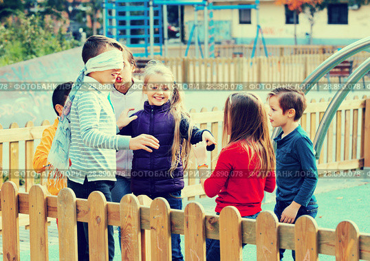 Laughing children playing at Blind man bluff. Стоковое фото, фотограф Яков Филимонов / Фотобанк Лори