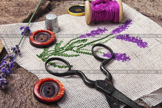 Lavender bouquet embroidery. Embroidery bouquet of lavender and tools of needlework. Стоковое фото, агентство Ingram Publishing / Фотобанк Лори