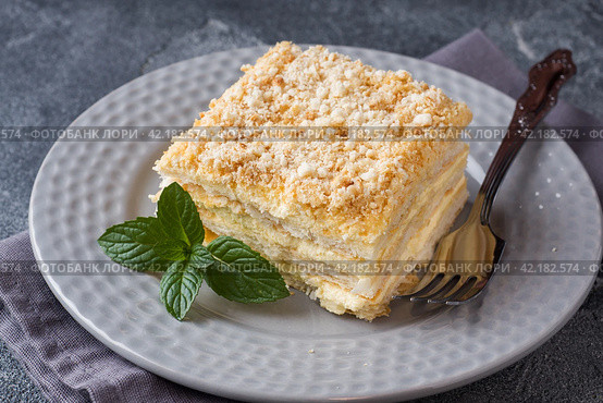 Layered cake with cream Napoleon millefeuille vanilla slice with mint on dark background. Стоковое фото, фотограф Глущенко Елена / Фотобанк Лори