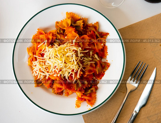 Lazos con tomate, spanish pasta in tomato sauce. Стоковое фото, фотограф Яков Филимонов / Фотобанк Лори