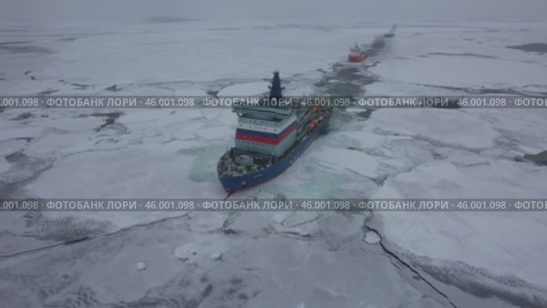 Ледокол проекта Арктика проводит суда по Северному морскому пути в Северном Ледовитом океане (2022 год). Редакционное видео, видеограф Максим Антипин / Фотобанк Лори