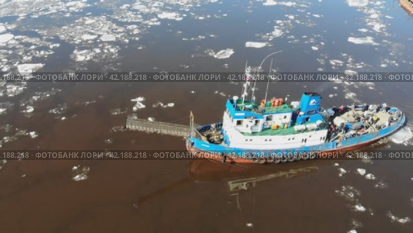 Ледокол работает на Северной Двине во время ледохода (2020 год). Редакционное видео, видеограф Яковлев Сергей / Фотобанк Лори