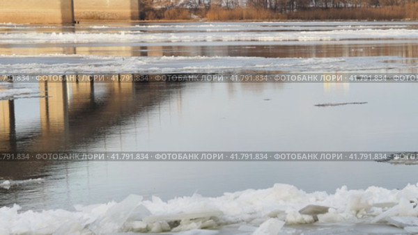 Ледостав. Замерзание реки. Ледоход на реке. Freezing. Freezing of the river. Ice drift on the river. Стоковое видео, видеограф Egor Sarantstv / Фотобанк Лори