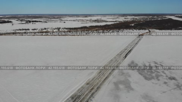 Ледовая дорога через Курополку в Ломоносово. Россия, Архангельская область, Холмогоры. Стоковое видео, видеограф Яковлев Сергей / Фотобанк Лори