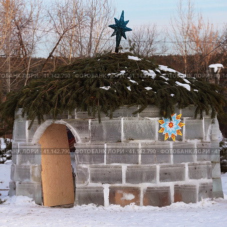 Ледяная хижина со святой Вифлеемской звездой. Крещение в Сибири. Стоковое фото, фотограф Анатолий Матвейчук / Фотобанк Лори