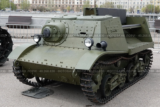 Лёгкий бронированный артиллерийский тягач Т-20 "Комсомолец" на выставке военной техники в Центральном парке культуры и отдыха им. М. Горького Москвы (2022 год). Редакционное фото, фотограф Free Wind / Фотобанк Лори