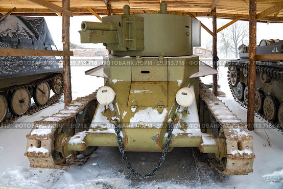 Легкий советский танк БТ-7 с короткоствольным 76 мм орудием крупным планом. Военно-исторический парк "Стальной десант", Красное Село (2023 год). Редакционное фото, фотограф Виктор Карасев / Фотобанк Лори