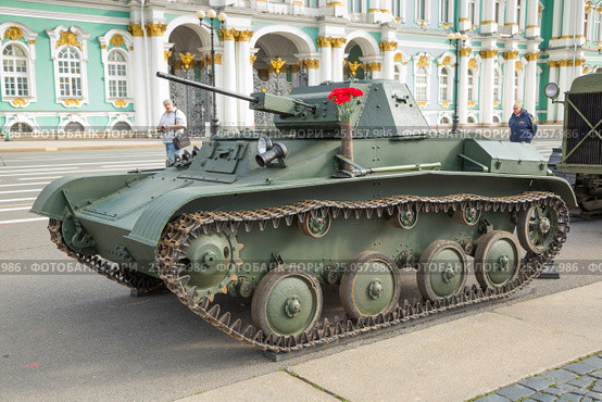Легкий танк Т-60 на Дворцовой площади в Санкт-Петербурге (2016 год). Редакционное фото, фотограф Сергей Дубров / Фотобанк Лори