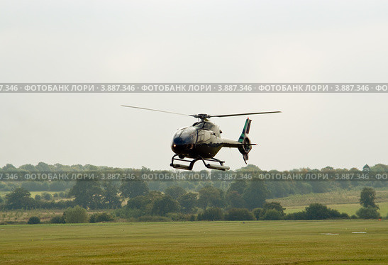 Легкий вертолет Eurocopter EC120 "Колибри" заходит на посадку (2009 год). Редакционное фото, фотограф Василий Фирсов / Фотобанк Лори