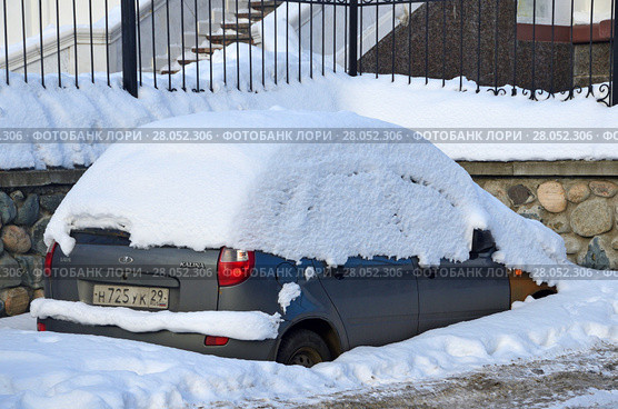 Легковой автомобиль засыпан снегом в феврале (2018 год). Редакционное фото, фотограф Овчинникова Ирина / Фотобанк Лори