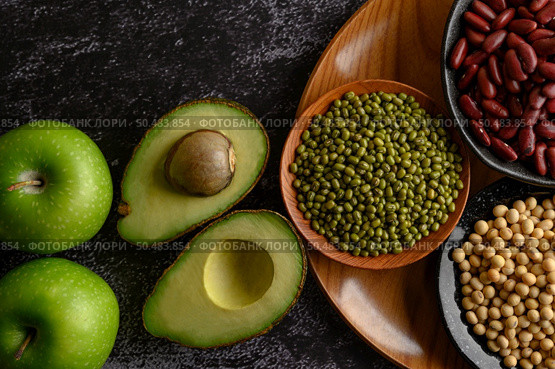 legumes and fruit on a black cement floor background. Стоковое фото, агентство Ingram Publishing / Фотобанк Лори