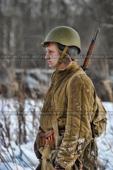 LENINGRAD REGION, RUSSIA - JANUARY 22, 2012: The german gunners during the Second world war to occupy the position. Military-historical reconstruction of the battle that broke the siege of Leningrad. Редакционное фото, фотограф Анна Кривицкая / Фотобанк Лори