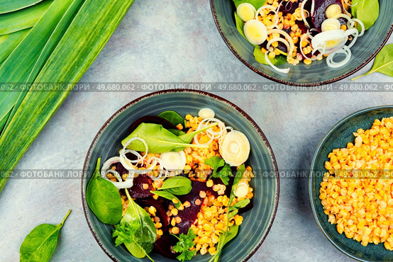 Lentil salad with beets, onions and spinach on a gray background. Low calorie salad. Vegan food. Delicious low calorie lentil salad, top view. Стоковое фото, агентство Ingram Publishing / Фотобанк Лори