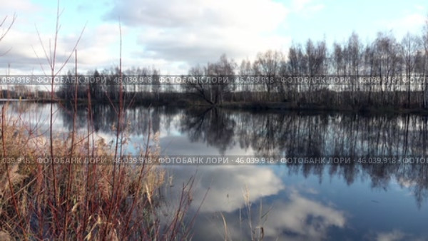 Лесное озеро на закате солнца. Поздняя осень. Октябрь. Forest lake at sunset. Late autumn. October. Стоковое видео, видеограф Горшков Александр / Фотобанк Лори