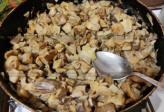 Лесные грибы на сковороде. Fried wild mushrooms in a frying pan.  在煎锅里炸野生蘑菇。 Стоковое фото, фотограф Денис Баданин / Фотобанк Лори