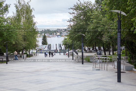 Лестница к улице Горошникова в городском парке. Нижний Тагил (2015 год). Редакционное фото, фотограф Кекяляйнен Андрей / Фотобанк Лори