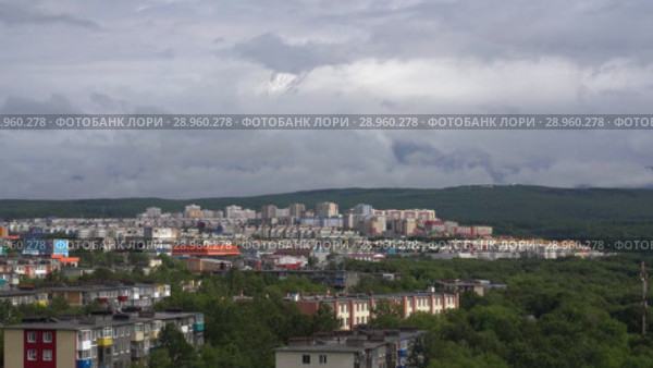 Летний вид на город Петропавловск-Камчатский, Корякский вулкан. Time lapse (2018 год). Стоковое видео, видеограф А. А. Пирагис / Фотобанк Лори