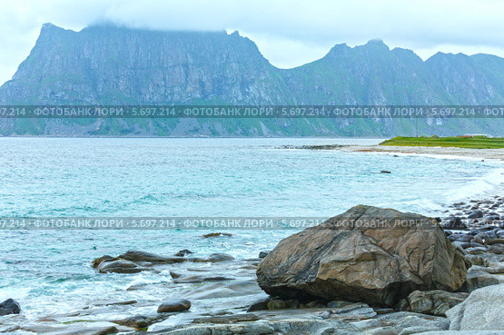 Летний вид на каменистый пляж Haukland beach (Норвегия, Лофотенские острова) (2013 год). Стоковое фото, фотограф Юрий Брыкайло / Фотобанк Лори
