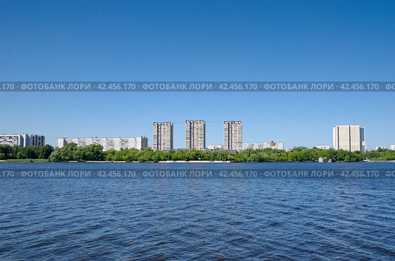 Летний вид на причал "Захарково" и жилые дома на берегу Химкинского водохранилища в Москве, Россия (2021 год). Стоковое фото, фотограф Елена Коромыслова / Фотобанк Лори