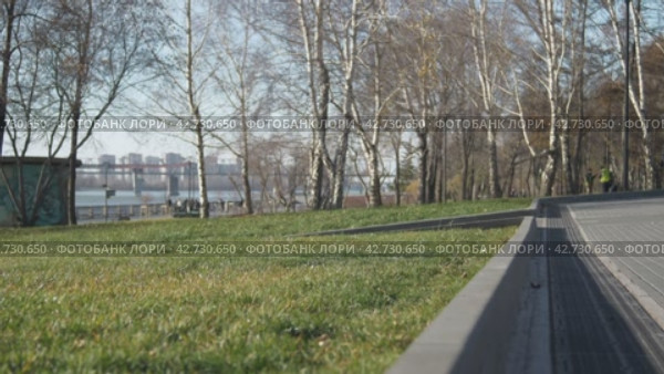 Лето, зеленая трава, бордюр, набережная summer, green grass, border, embankment (2017 год). Стоковое видео, видеограф Опока Алексей / Фотобанк Лори