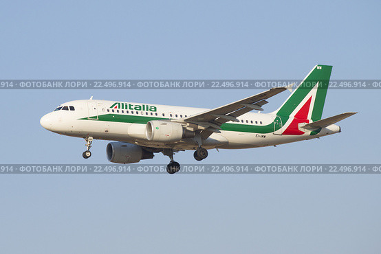 Летящий самолет Airbus A319-111 ( EI-IMW) компании Alitalia (2016 год). Редакционное фото, фотограф Виктор Карасев / Фотобанк Лори