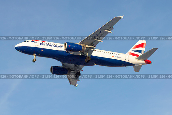 Летящий самолет Airbus A320-232 (G-EUUU) British Airways в голубом небе (2016 год). Редакционное фото, фотограф Виктор Карасев / Фотобанк Лори