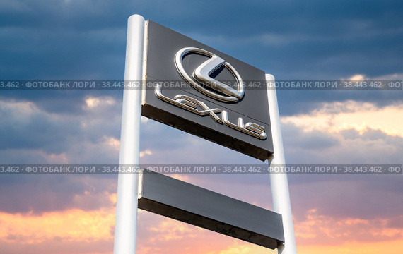 Lexus automotive dealership sign against the sunset sky (2022 год). Редакционное фото, фотограф FotograFF / Фотобанк Лори