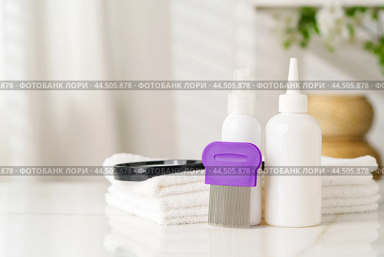 Lice treatment product next to a nit comb and magnifying glass. Стоковое фото, фотограф Сергей Толмачёв / Фотобанк Лори