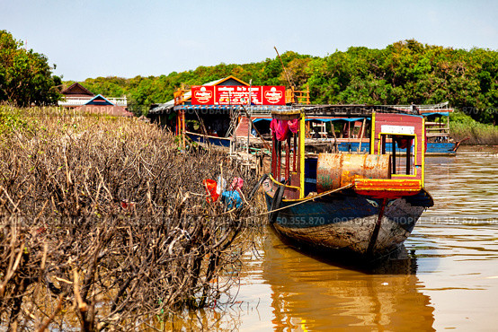 Life on the Water With Traditional Fishing Boats in Tonle Sap Lake, Cambodia (2014 год). Редакционное фото, фотограф Aleksandr Golubev / Фотобанк Лори
