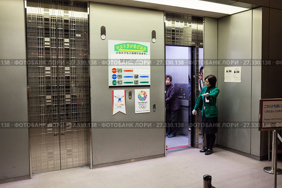 Лифт привозит посетителей на 45 этаж здания мэрии (Tokyo Metropolitan Government Building) в Токио, на бесплатную обзорную площадку. Токио, Япония (2013 год). Редакционное фото, фотограф Кекяляйнен Андрей / Фотобанк Лори