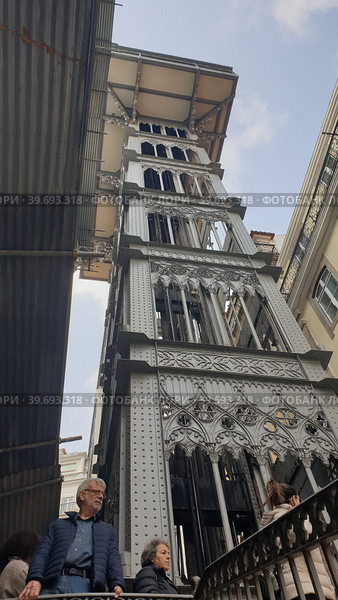 Лифт Санта Хуста. Elevador de Santa Justa (Элевадор-ди-Санта-Жушта). Сан-Николау, Лиссабон, Португалия (2023 год). Редакционное фото, фотограф lana1501 / Фотобанк Лори