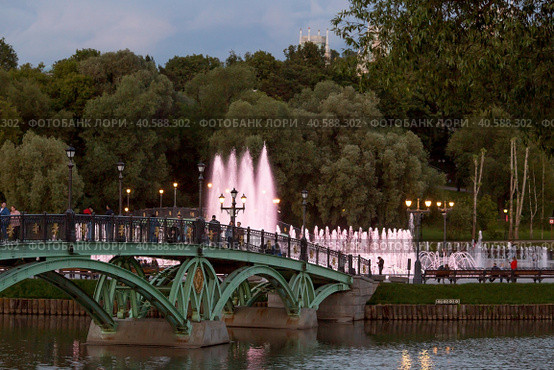 Light and music fountain on a summer evening. Natural Museum-reserve "Tsaritsyno". Colorful fountain in Tsaritsyno Park at night. (2023 год). Редакционное фото, фотограф Photojuli / Фотобанк Лори