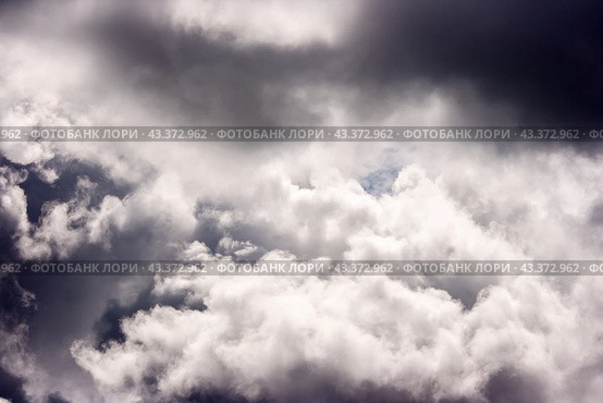 Light in the dark and dramatic storm slouds. Стоковое фото, фотограф Радомир Тарасов / Фотобанк Лори