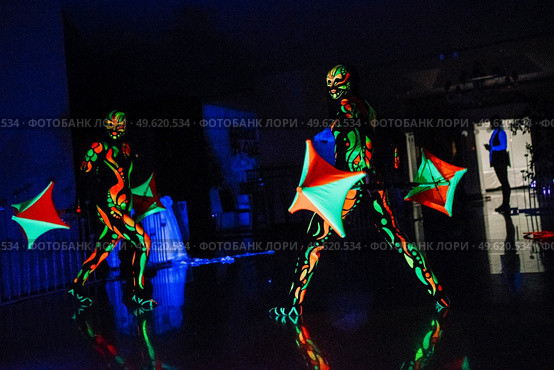 light up the night fire show with the participation of the people, light, and open fire. Стоковое фото, агентство Ingram Publishing / Фотобанк Лори