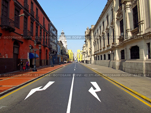 Lima, Peru - 30 Apr 2011: The street in Lima city, Peru, South America. Редакционное фото, фотограф Сергей Стрелков / Фотобанк Лори
