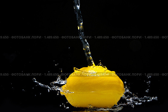 Лимон с всплеском воды на черном фоне. Стоковое фото, фотограф Ярослав Данильченко / Фотобанк Лори