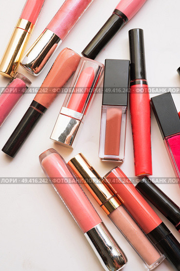 lipgloss in assortiment around white backround. Стоковое фото, агентство Ingram Publishing / Фотобанк Лори