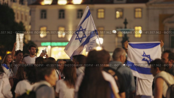 Lisbon, Portugal October 10, 2023 People with the Israel flags standing at the memorial to the fallen Israelis in October 2023. Редакционное видео, видеограф Константин Шишкин / Фотобанк Лори