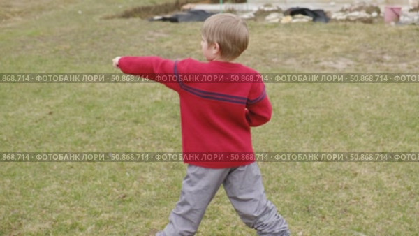 Little 6 years old kid boy practicing punches, karate, taekwondo movements at public park. Athlete child practicing martial arts outdoors. Training in autumn day. Nature background. Dynamic Kyungkido. Стоковое видео, видеограф Марина Демидюк / Фотобанк Лори