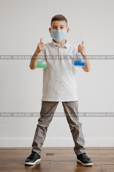 little boy holding chemical elements recipients. Стоковое фото, агентство Ingram Publishing / Фотобанк Лори