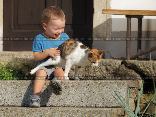 Little boy with cat. Стоковое фото, фотограф Zdenek Fiamoli / Smarterpix / Фотобанк Лори