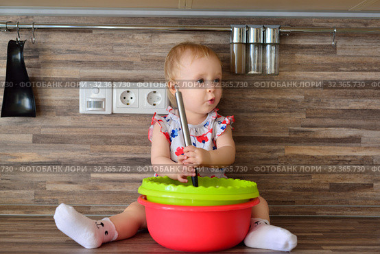 Little girl in the kitchen with a basin. Стоковое фото, фотограф Арестов Андрей Павлович / Фотобанк Лори