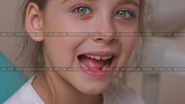 Little girl performs articulation exercises for mouth, concept of speech disorders, correction. Dentist, doctor examines oral cavity of small patient, length of frenum of the tongue. Motion footage. Стоковое видео, видеограф Ирина Михайличенко / Фотобанк Лори