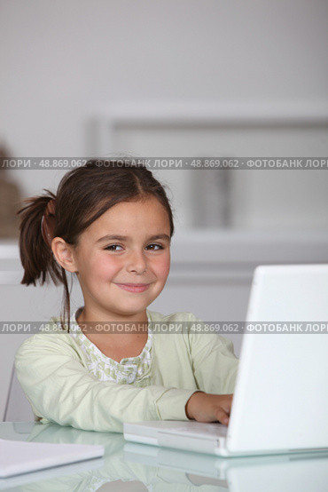 Little girl sat with laptop. Стоковое фото, агентство Ingram Publishing / Фотобанк Лори