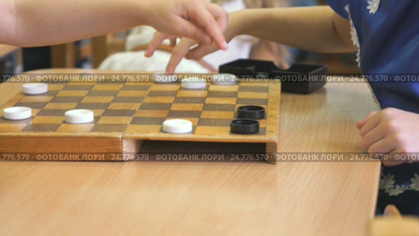 Little girls playing checkers at the garden. Стоковое видео, видеограф worker / Фотобанк Лори