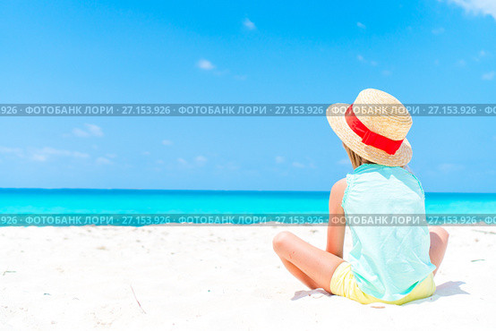 Little kid in hat at the beach during caribbean vacation. Стоковое фото, фотограф Дмитрий Травников / Фотобанк Лори